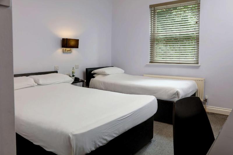 Standard Room with Double Bed and Single Bed image 3