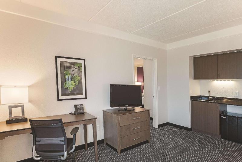 Deluxe Family Suite with Park/Pool View - Non-Smoking image 4