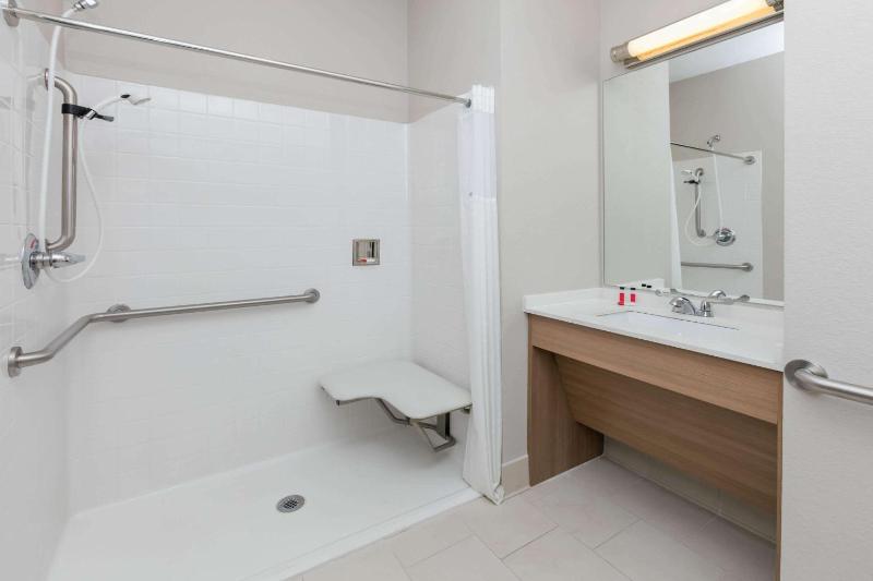 Queen Room with Two Queen Beds and Roll-In Shower - Mobility/Hearing Accessible - Non-Smoking image 2