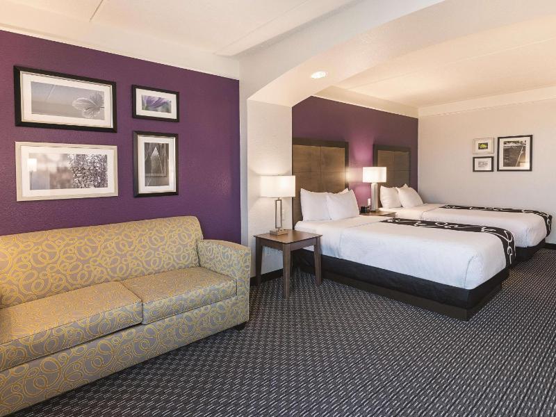 2 Full Beds with Full-Sized Sleeper Sofa, Non-Smoking image 4