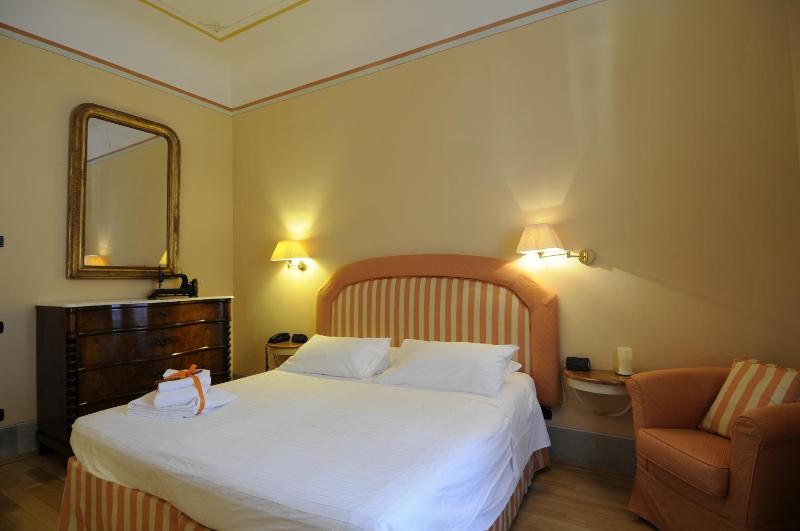 Classic Double or Twin Room image 4