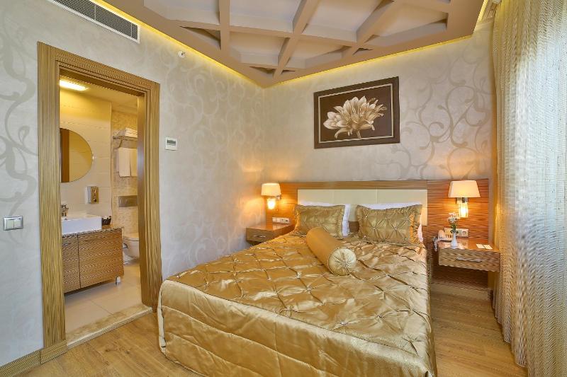 Suite with Balcony image 3