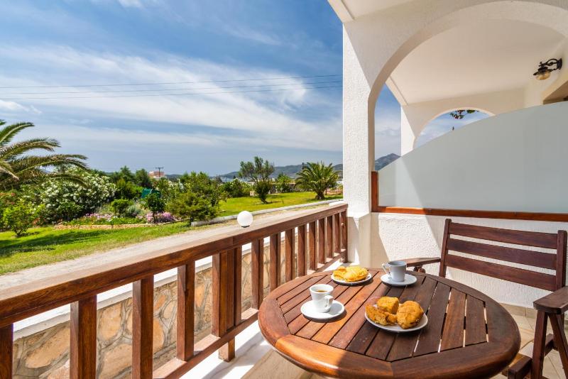 Superior Room with Garden View image 4