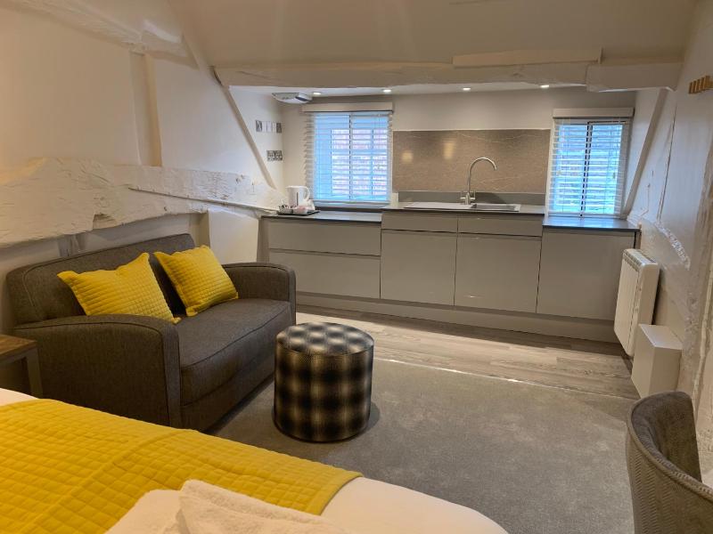 Studio Apartment image 4