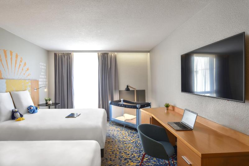 Classic Double Room with Two Double Beds image 4