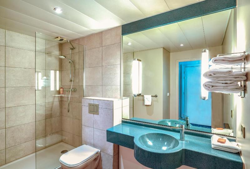Classic Double Room with Two Double Beds image 3