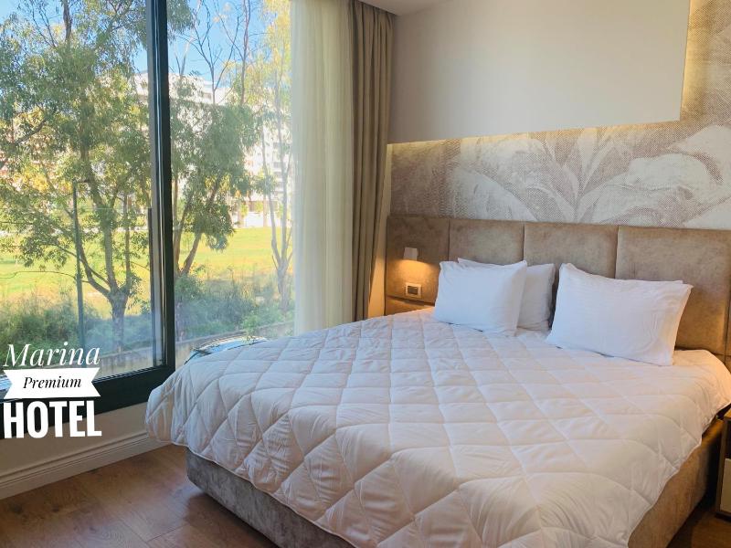 Deluxe Double Room with Side Sea View image 4