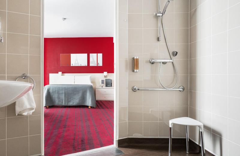 Queen Room - Disability Access image 1