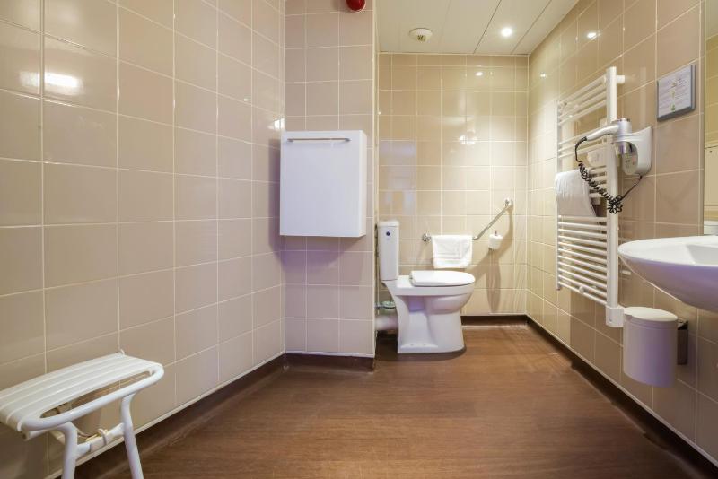 Queen Room - Disability Access image 4