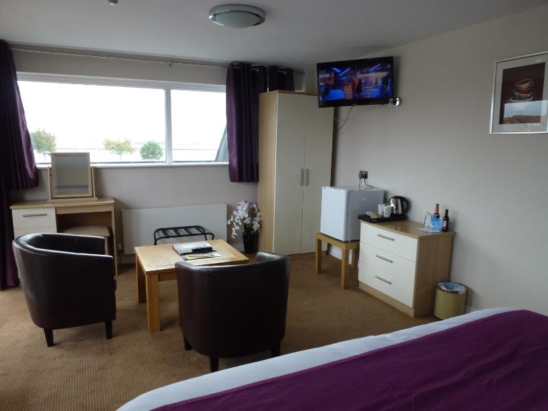  Superior King Room with Balcony - Disability Access image 2