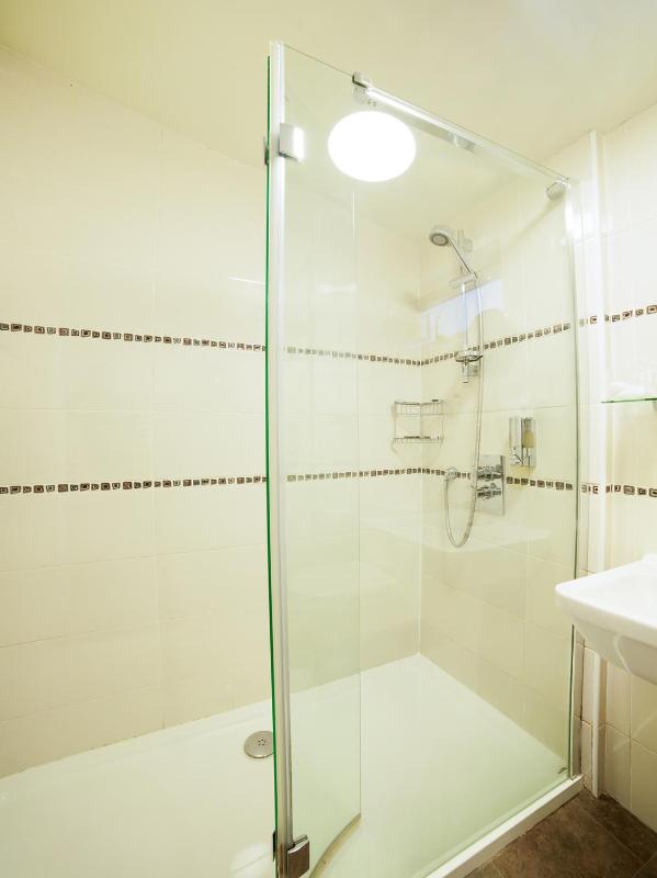 Super King or Twin Room image 2