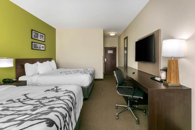Queen Room with Two Queen Beds image 4