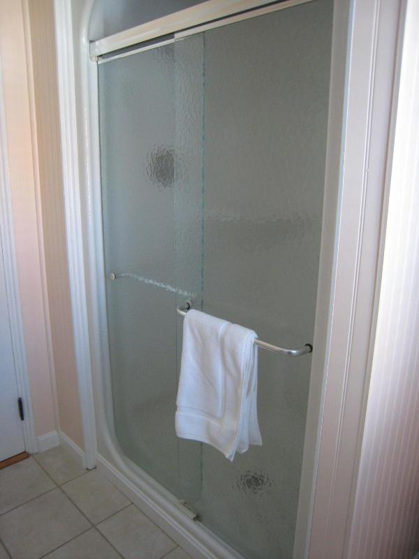Queen Room with Shared Bathroom image 4