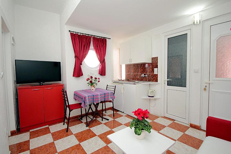 One-Bedroom Apartment with Balcony (2 Adults + 2 Children) image 3
