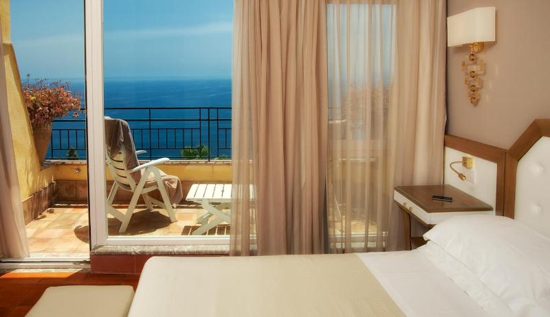 Double or Twin Room with Balcony and Sea View image 3