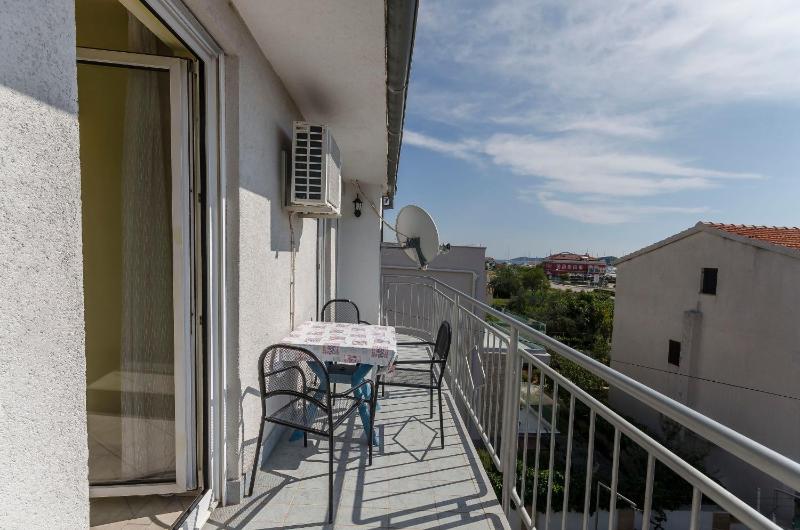 One-Bedroom Apartment image 2