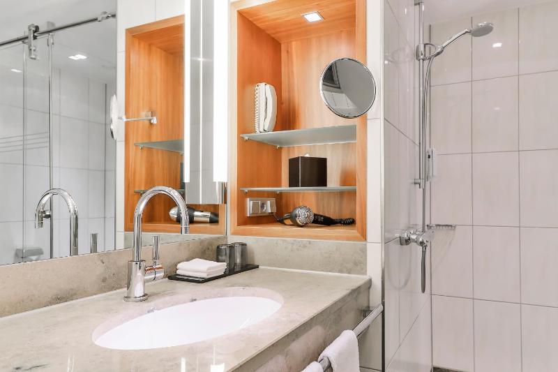 Standard Twin Room image 3