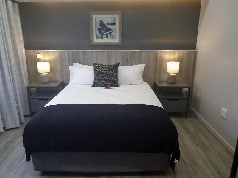 La Orchard Hotel - image 2