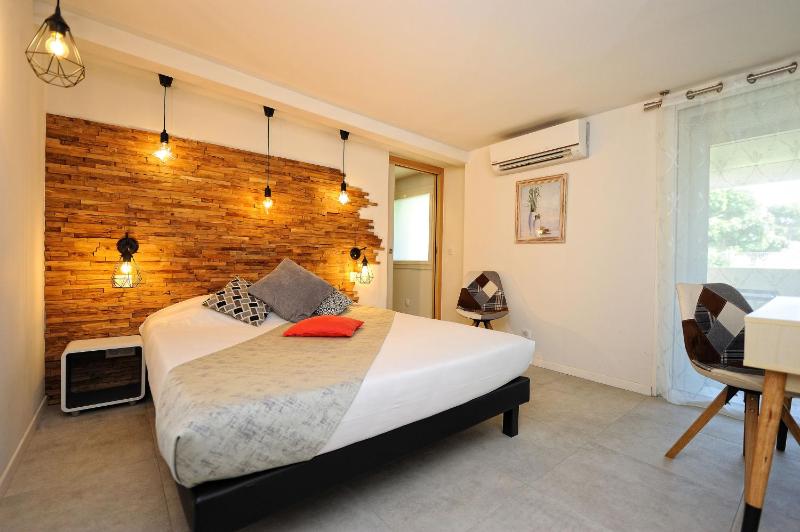 Standard Double Room image 3