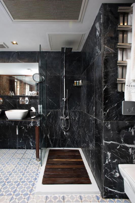 Suite with Bathtub image 4