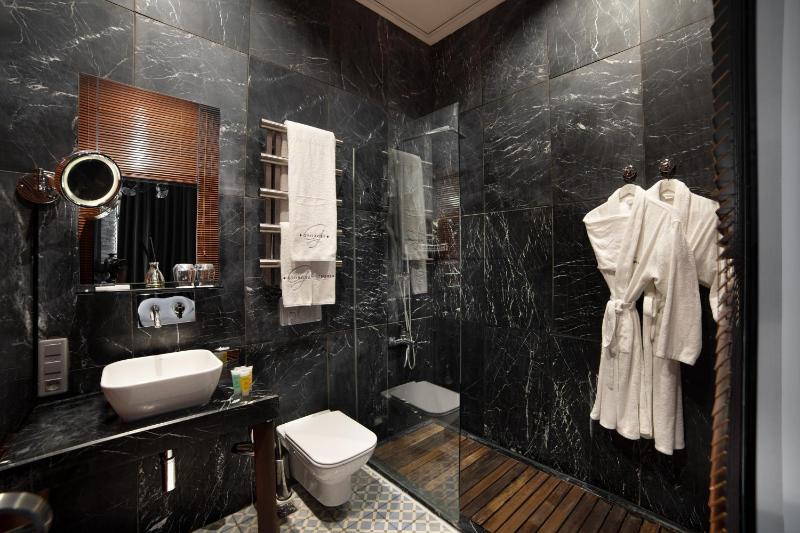 Deluxe Double Room with balcony and Garden View image 4