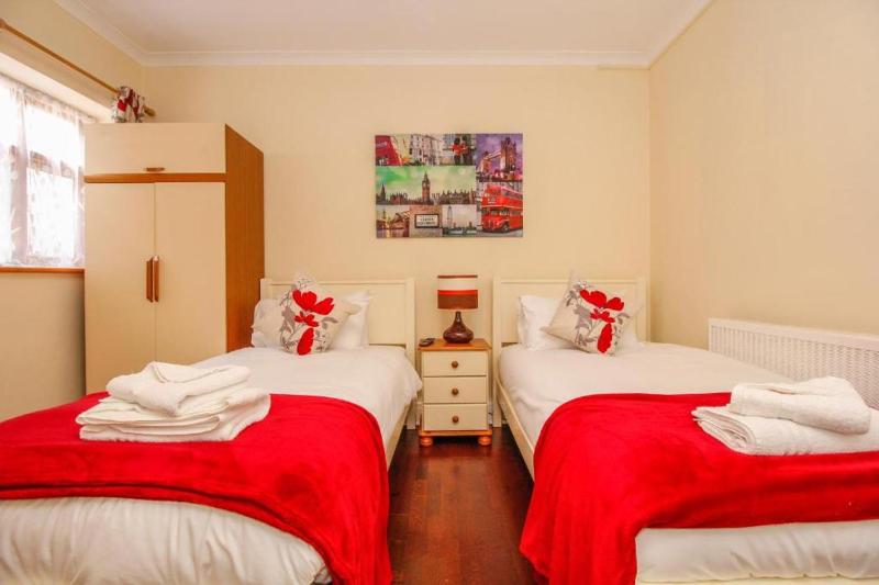 Twin Room with Bathroom image 1