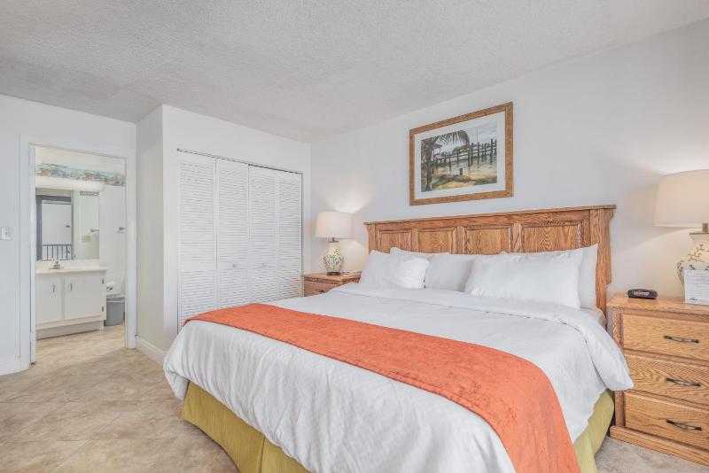 Two-Bedroom Apartment with Ocean View and Balcony image 3