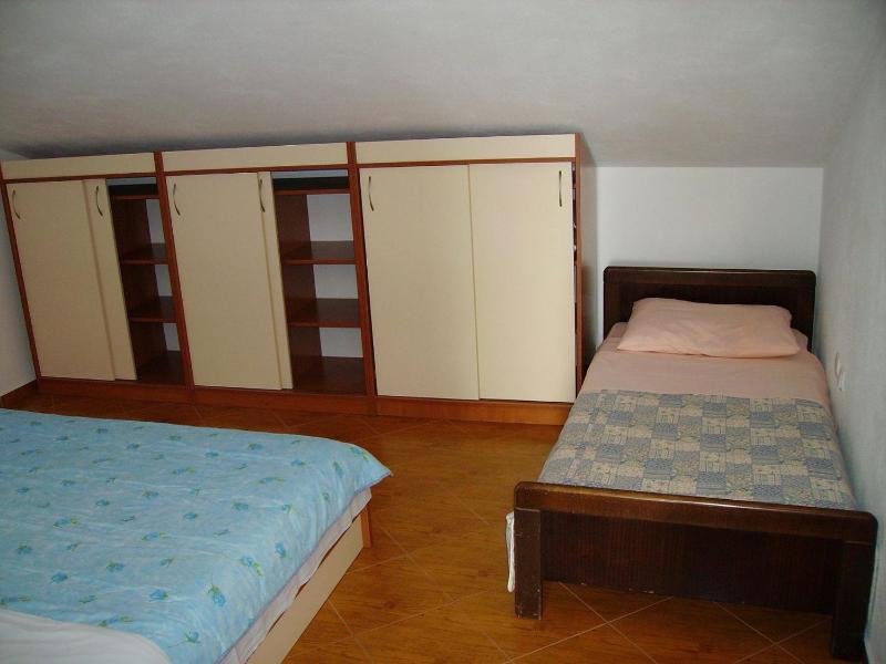 Apartment 4 image 2