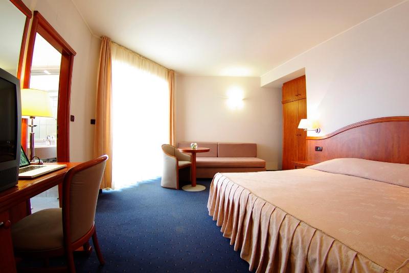 Twin Room with Balcony and Sea View image 1