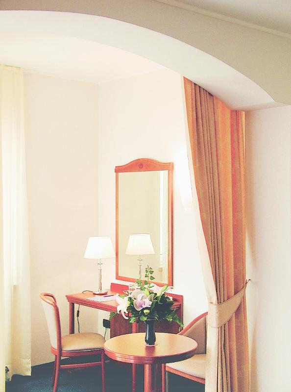 Single Room with Balcony and Park View image 2