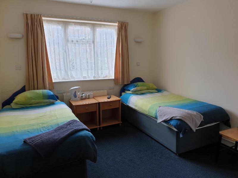 Twin Room with Bathroom image 1
