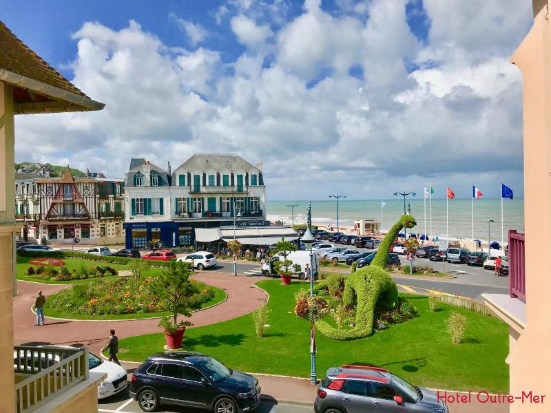 Suite with Terrace and Sea View image 4