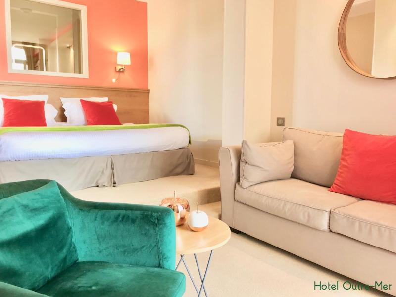 Suite with Terrace and Sea View image 3