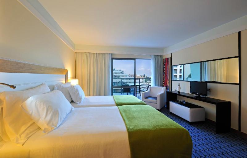 Classic Twin Room with Side Sea View image 4
