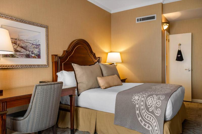 Deluxe Queen Room image 1