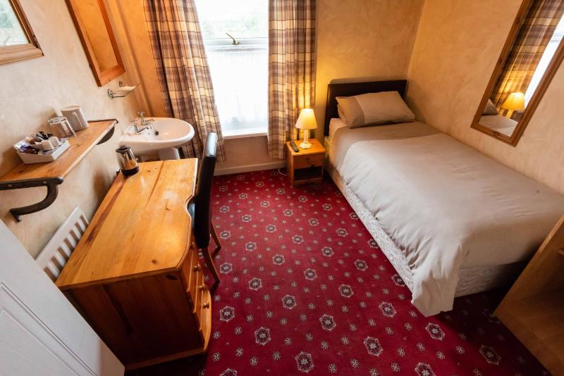 Single Room with Shared Bathroom image 3