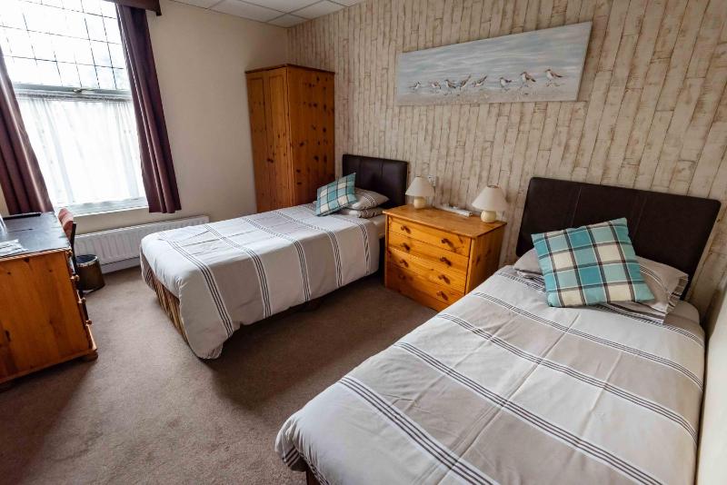 Twin Room with Private Bathroom image 3