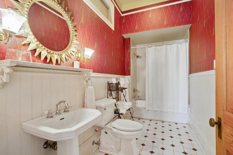 Superior King Room with Balcony image 3