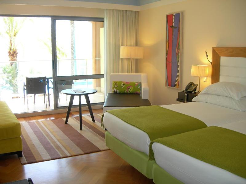 Classic Twin Room with Sea View image 3