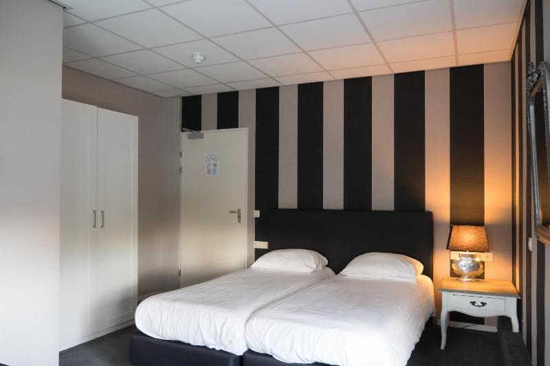 Double Room image 2