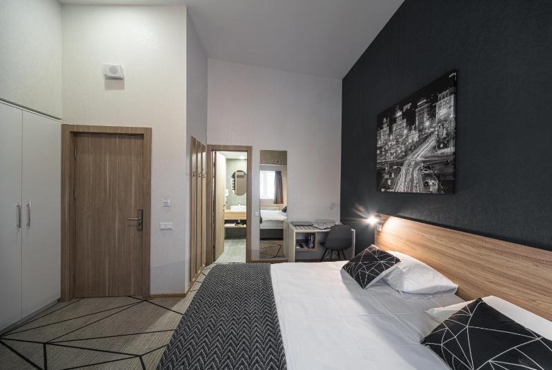 Deluxe Double Room with Extra Bed image 4