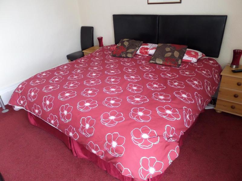 Twin Room image 4