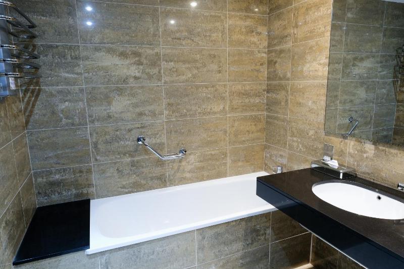 Double Room with Harbour View image 4