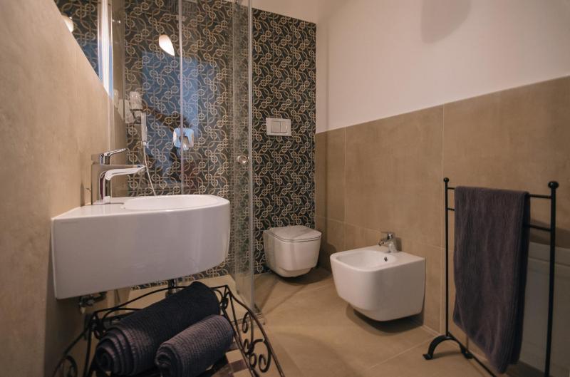 Double Room with Balcony image 4