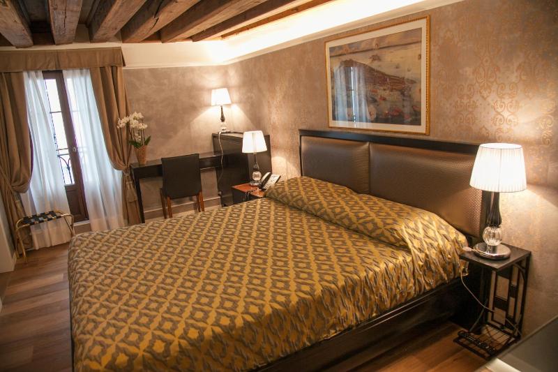Standard Double Room with San Salvador Canal view. image 2
