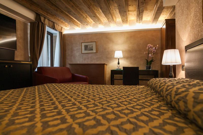 Superior Double Room with San Salvador Canal view. image 2