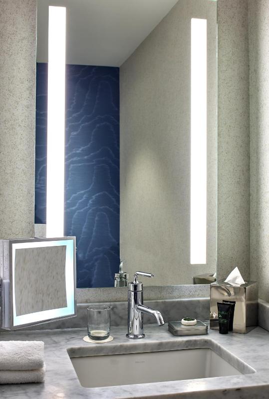 Deluxe King Room image 4