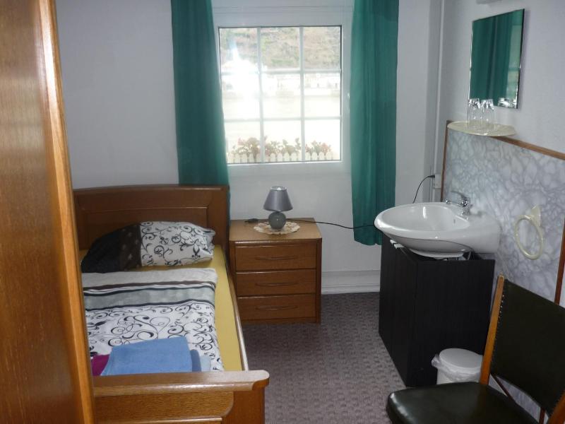 Economy Twin Room with Shared Bathroom image 2