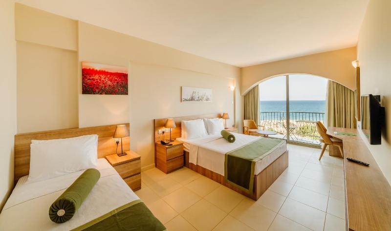 Triple Room with Sea View image 3