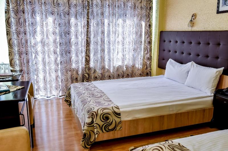 Twin Room image 3